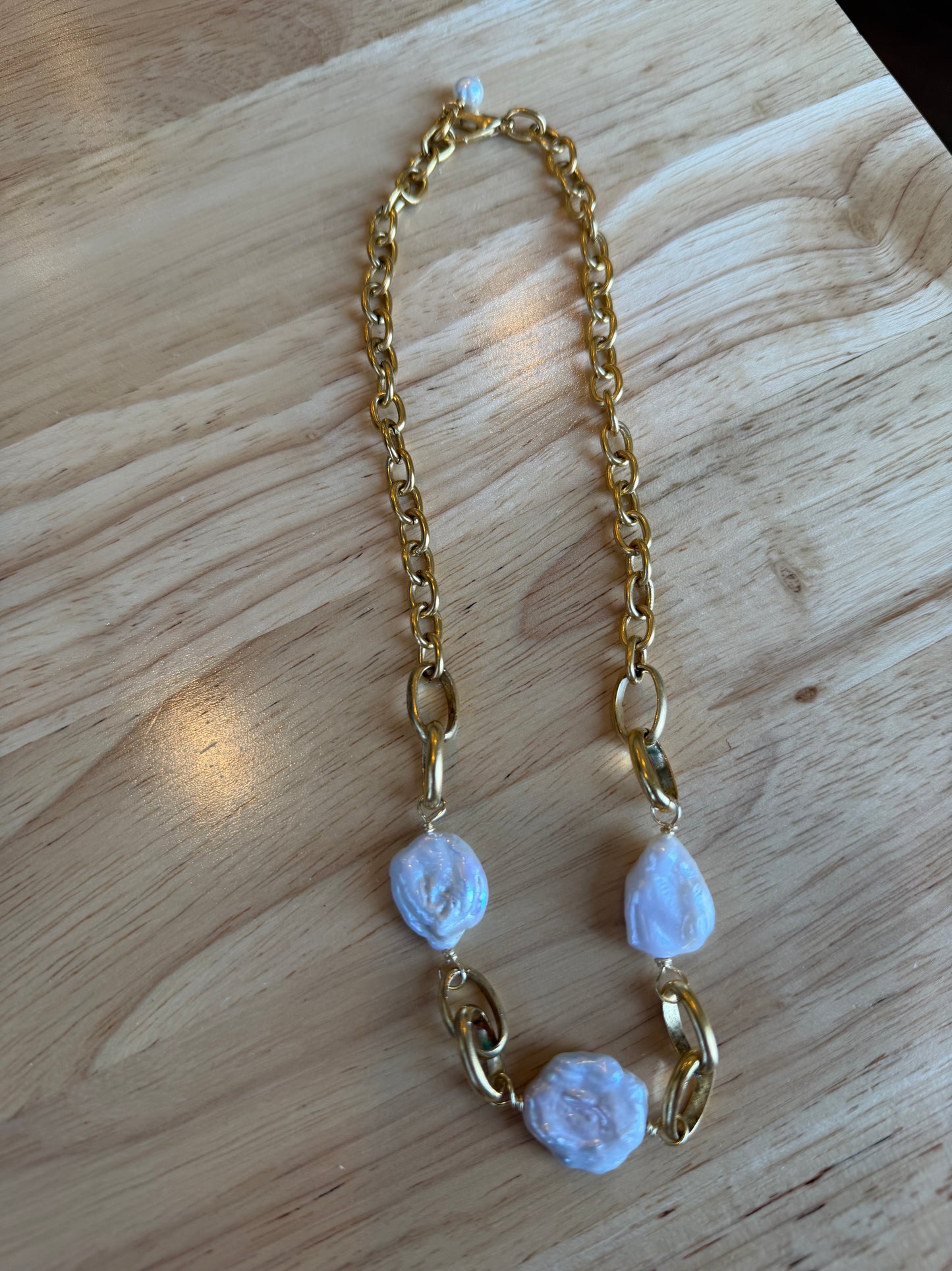 3 freshwater pearls + chain necklace