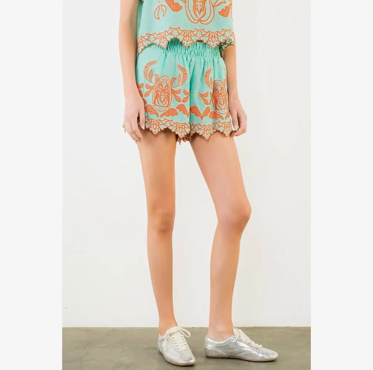 Embroidered Elastic Waist
Scallop Shorts