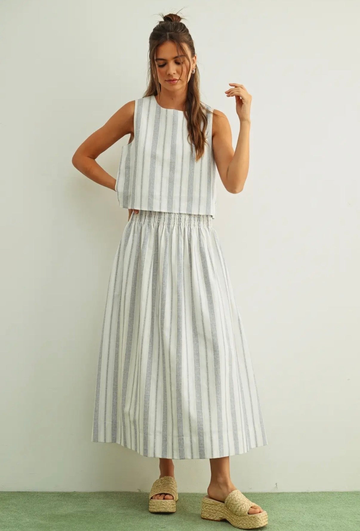 Stripe Pattern Smock Waist
Long Skirt and Sleeveless
Crop Top Set