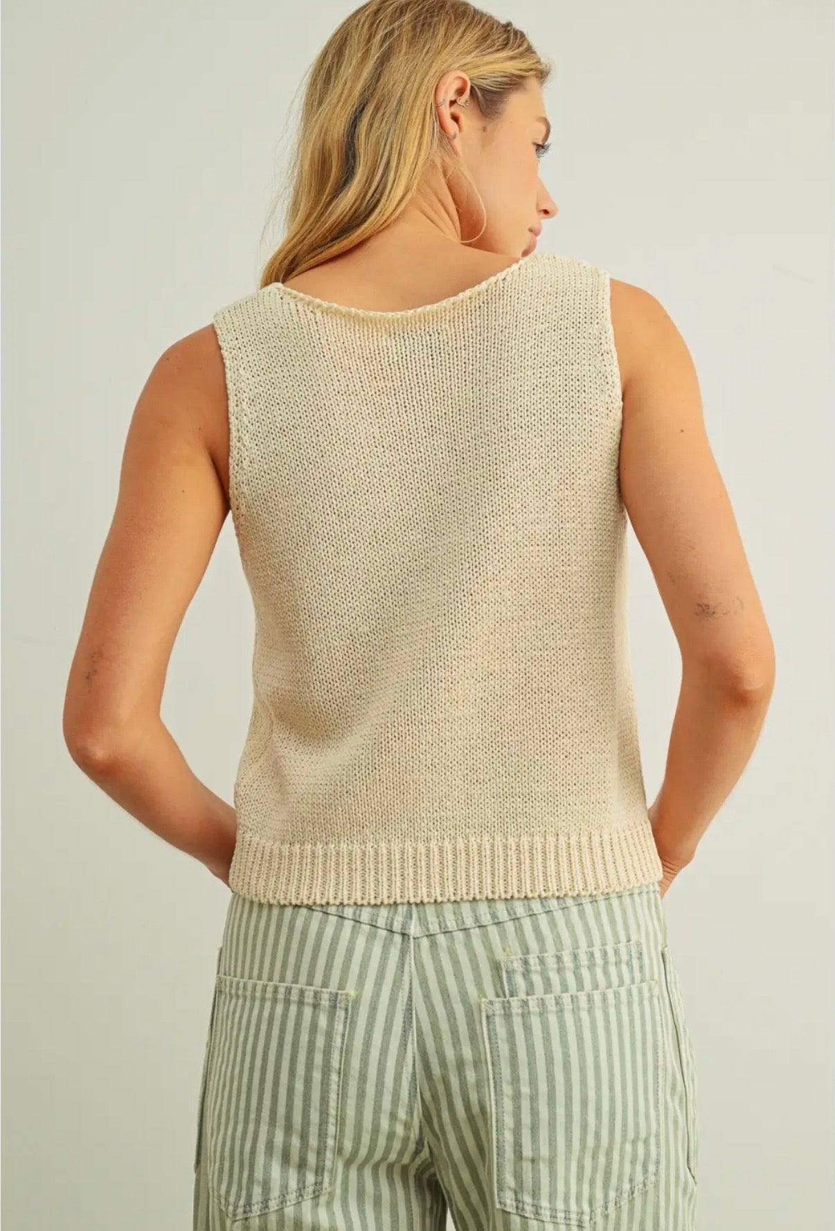 Sleeveless Roundneck
Knitted Top