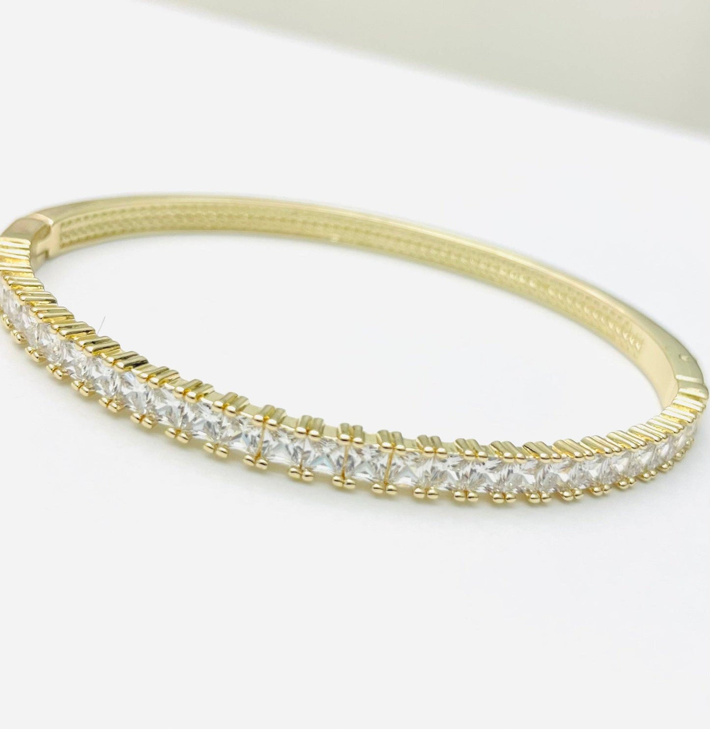 Princess Cut Oval Bangle (gold)