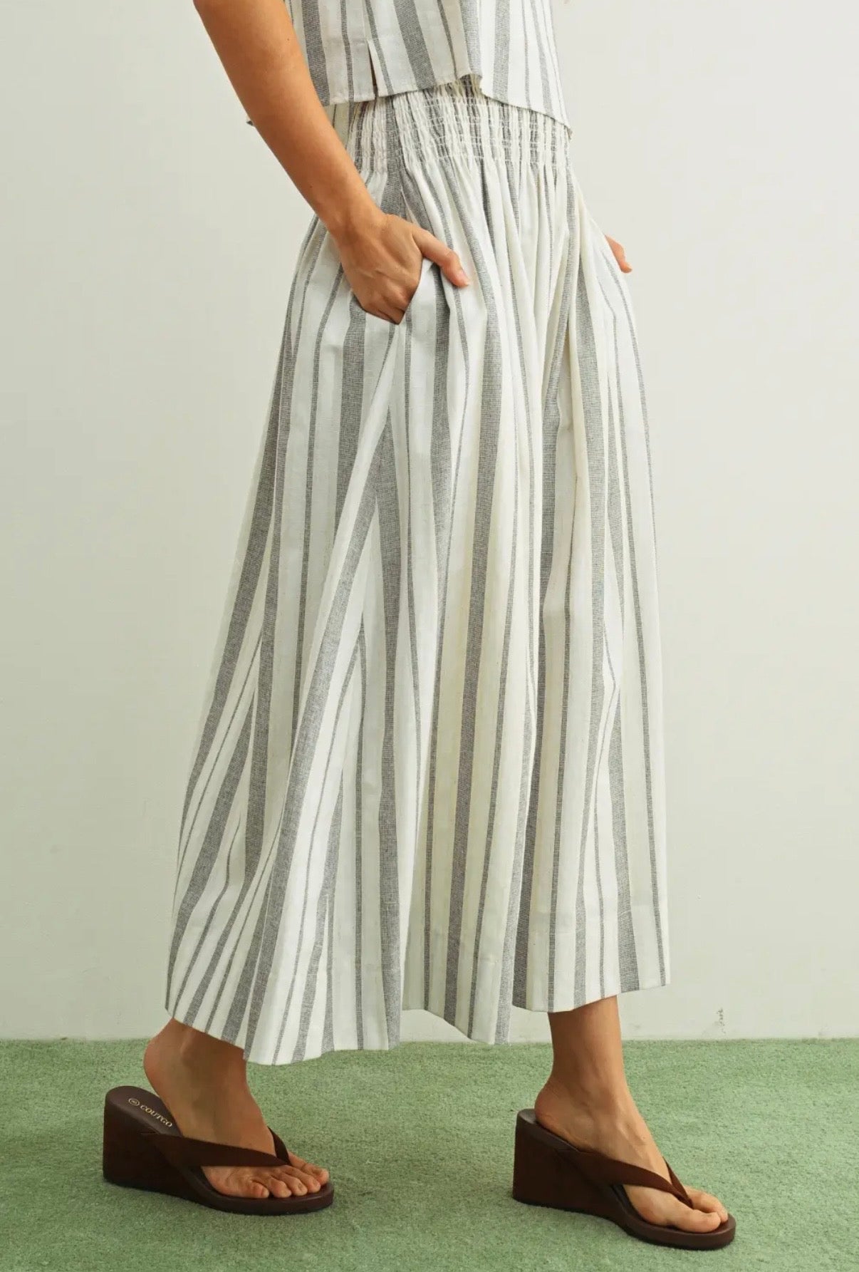 Stripe Pattern Smock Waist
Long Skirt and Sleeveless
Crop Top Set