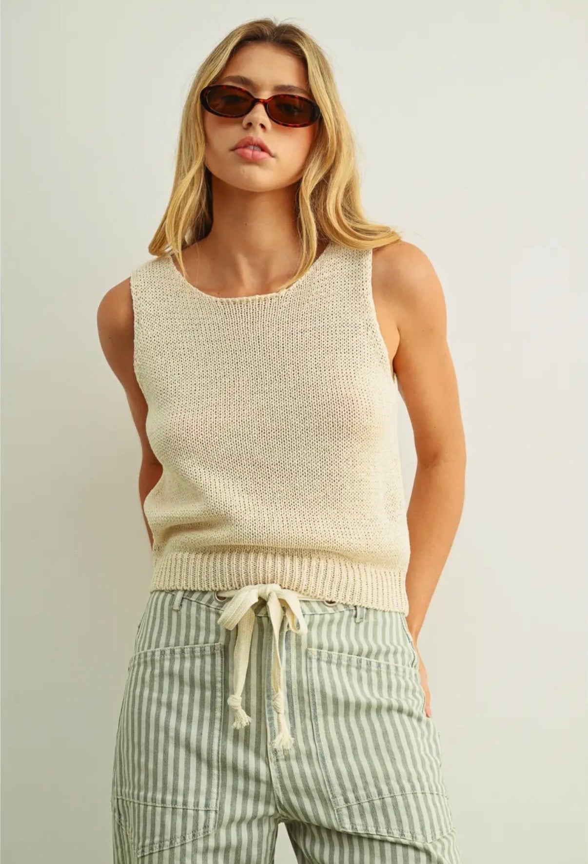 Sleeveless Roundneck
Knitted Top