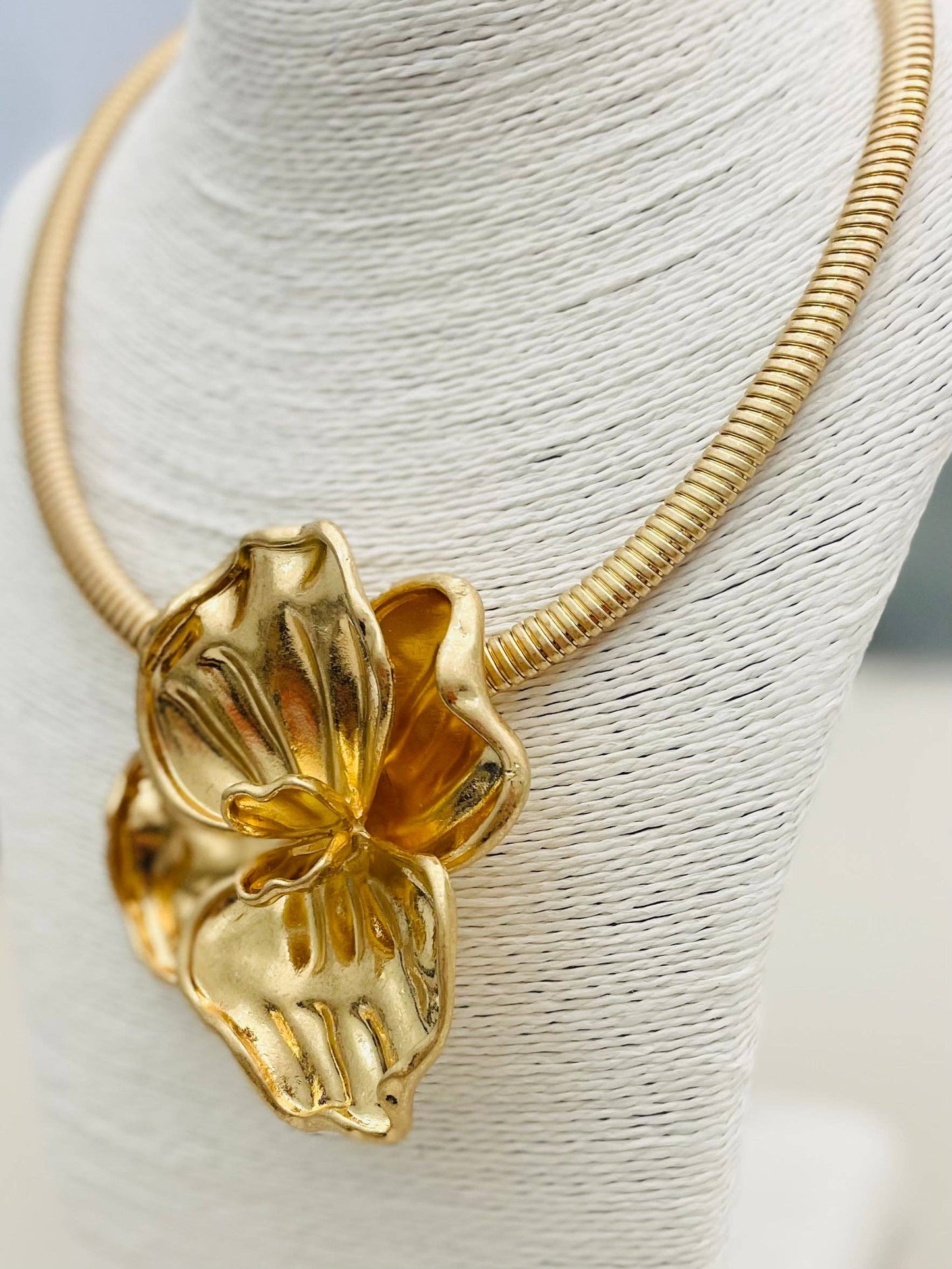 CHIC - Vintage Flower Choker (matte gold)