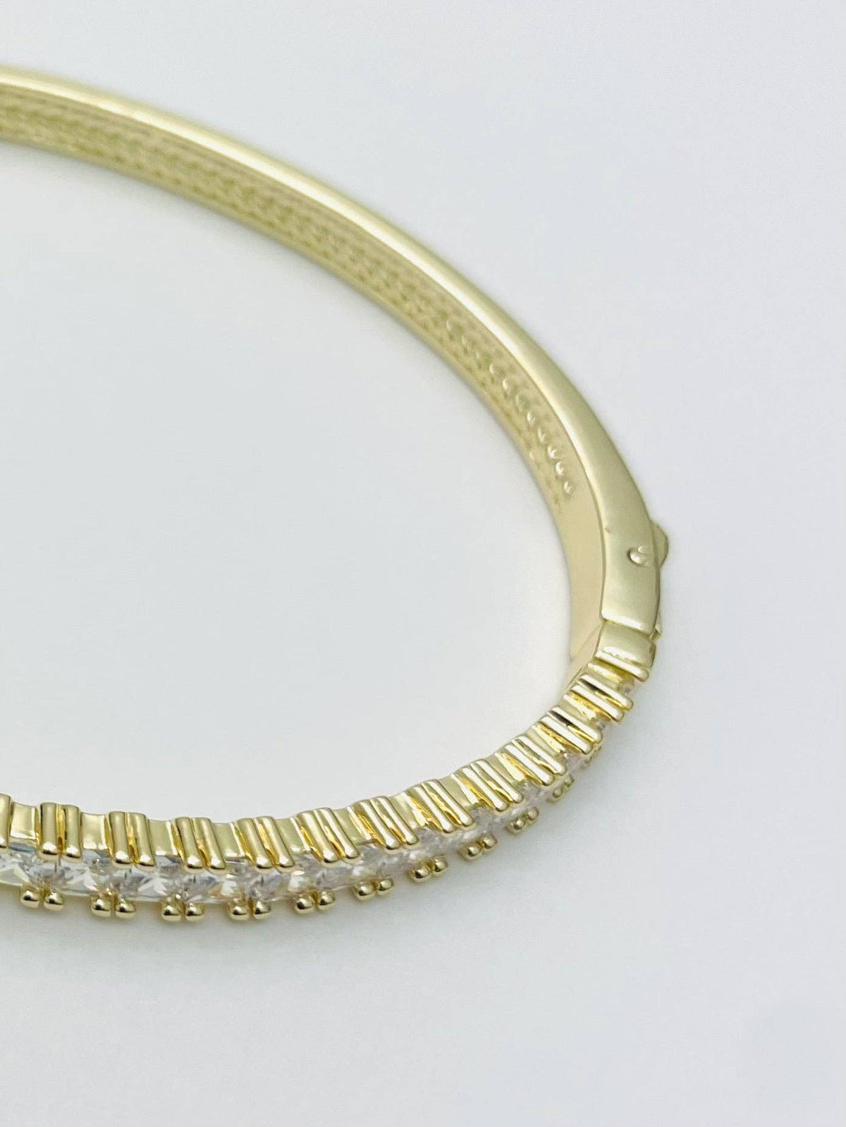 Princess Cut Oval Bangle (gold)