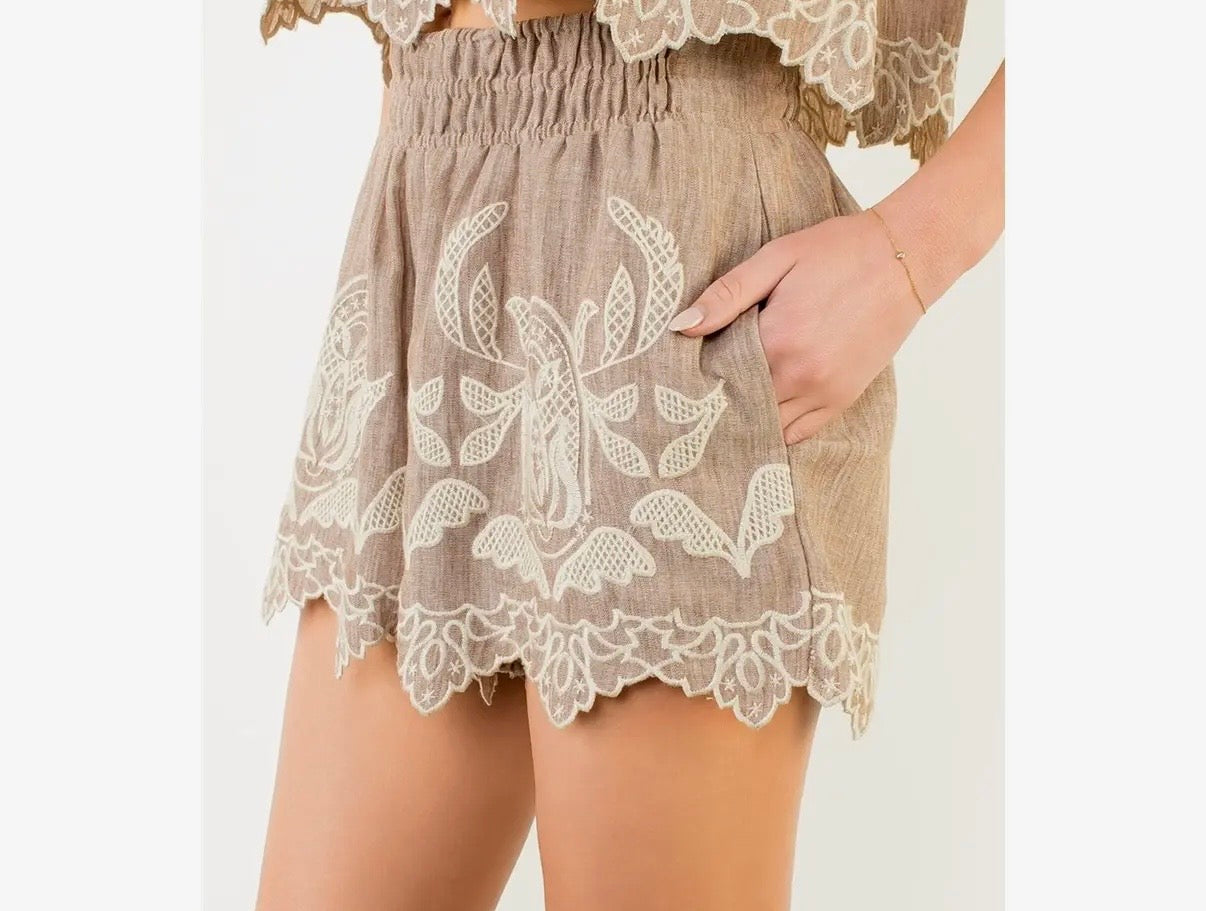 Embroidered Elastic Waist
Scallop Shorts