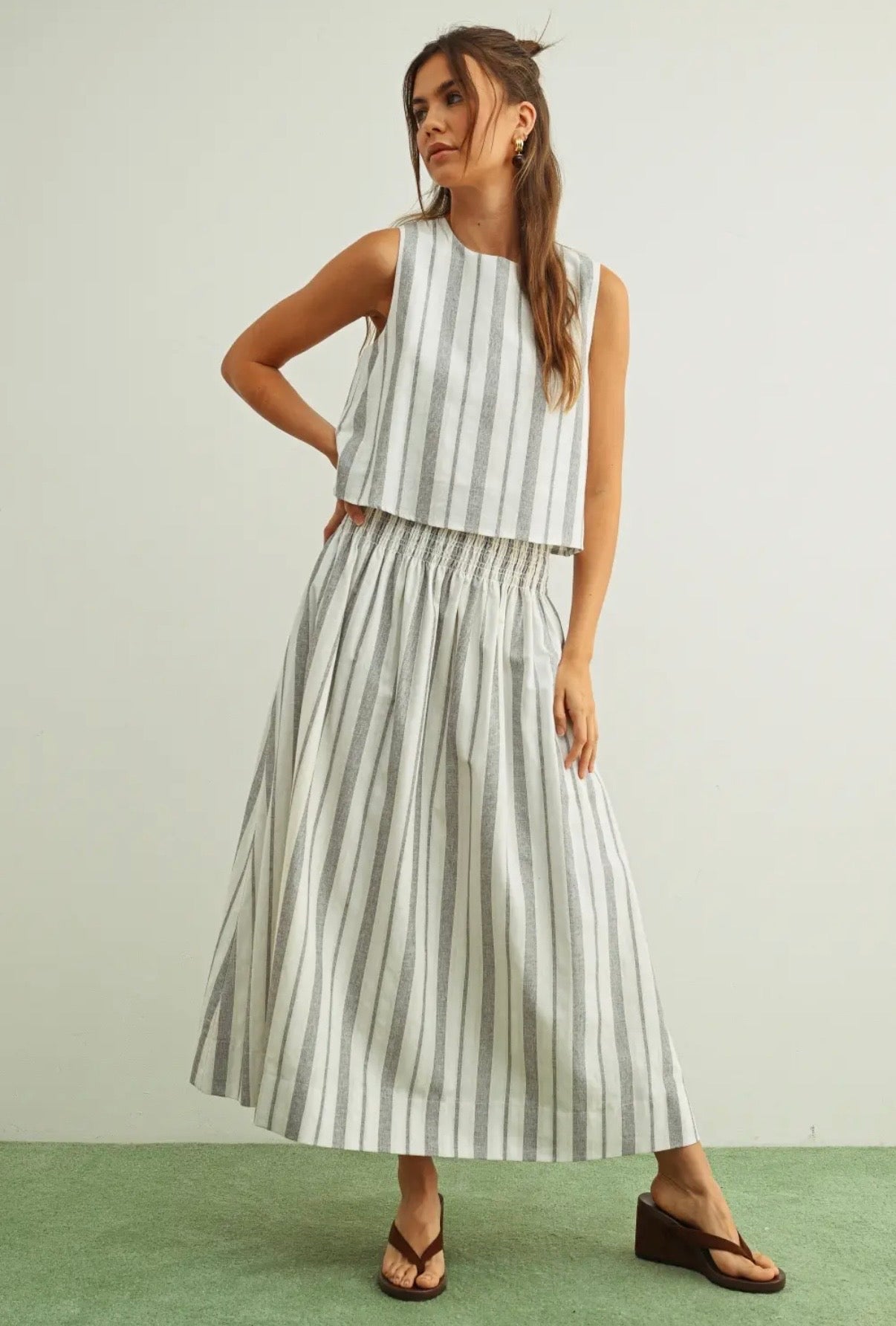 Stripe Pattern Smock Waist
Long Skirt and Sleeveless
Crop Top Set