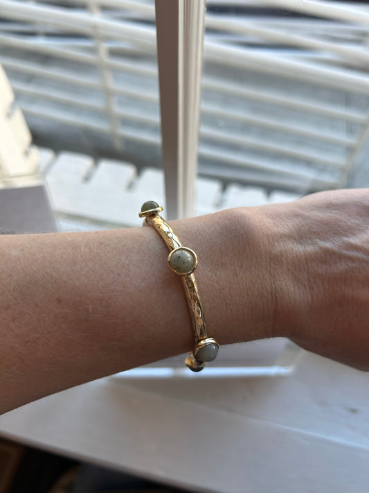 Stretch bracelet with grey stones