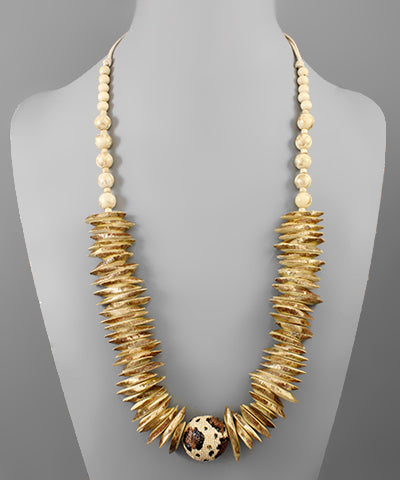 Natural wood bead necklace with spotted raffia bead