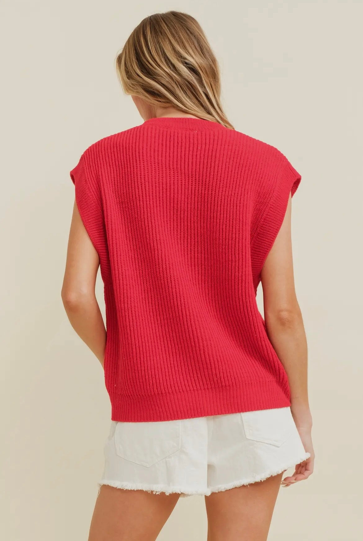 Sleeveless sweater in red and black