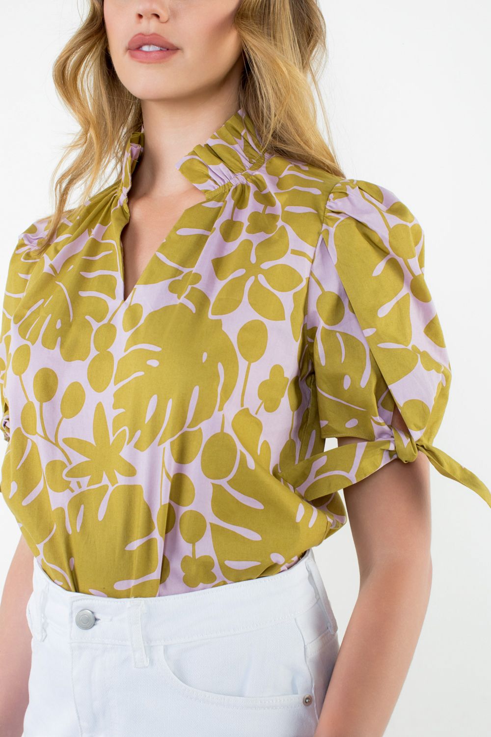 Ruffled collar with a botanical print by thml